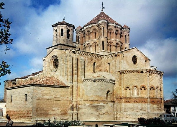 Utsikt över Santa Maria la Mayor-byggnaden, byggd från ca 1160. av Spanish School