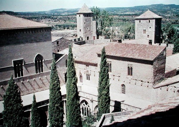 Utsikt över klostret Santa Maria de Poblet, grundat 1149 och restaurerat 1940 av Spanish School