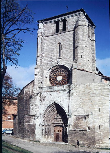 Västra fasaden av kyrkan San Esteban, byggd 1280-1350 av Spanish School