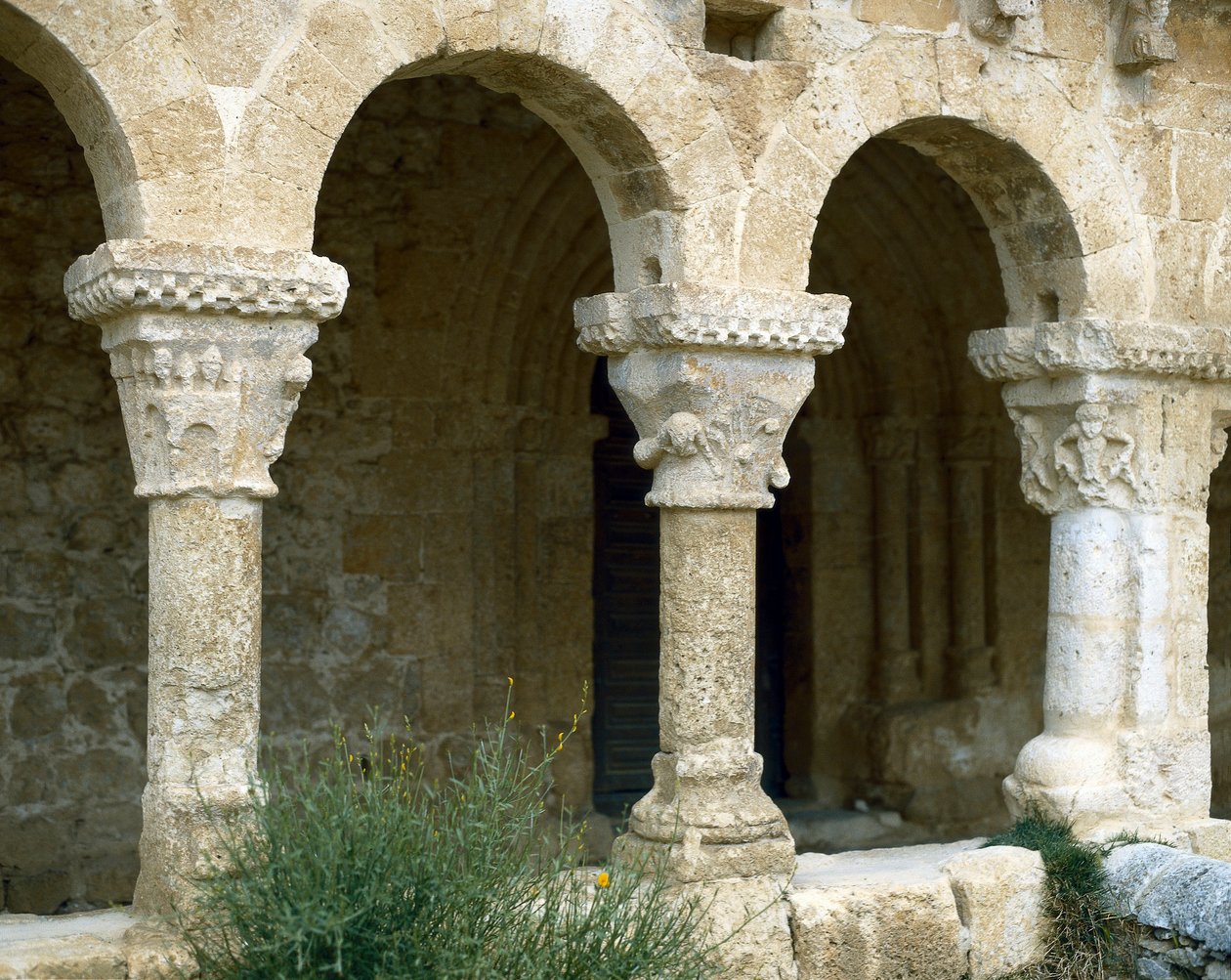 Atriets arkader, St. Michael-kyrkan, San Esteban de Gormaz, Spanien, arkitektur från 1000-1100-talet (foto) av Spanish School
