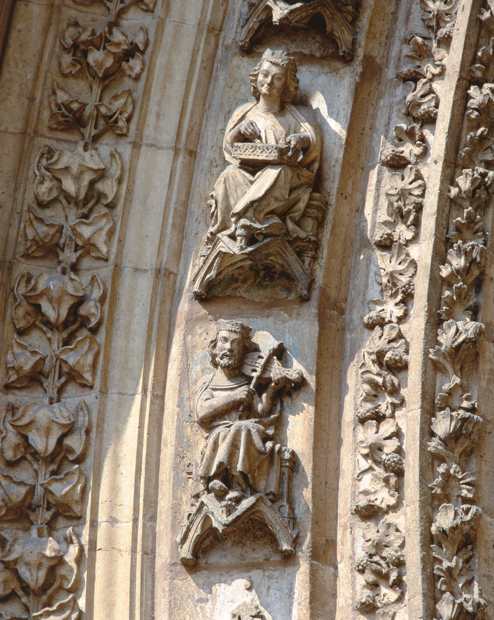 Archivolt av västfasadens centrala portal, detalj av en violinist och en cittraspelare, ca. 1350-1400 (hög relief) av Spanish School