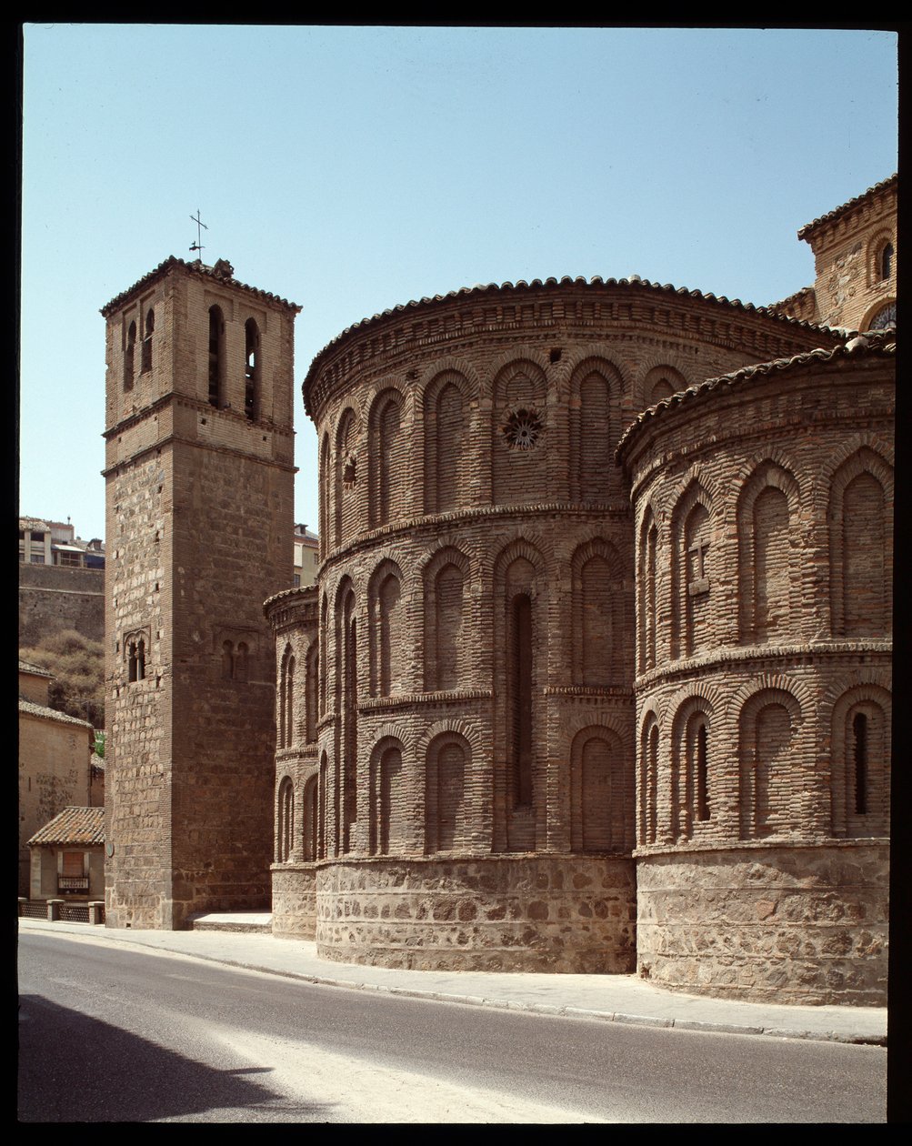 Art mudejar: utsikt över absiden av kyrkan Santiago de Arrabal, 1200-talets Toledo, Spanien av Spanish School