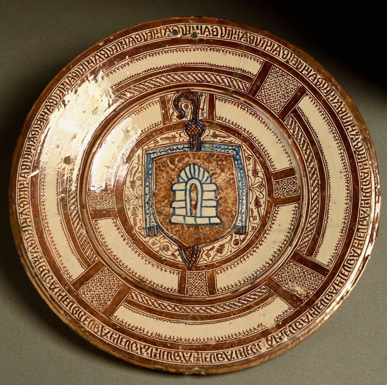 Blazon av klostret av Poblet, cistersianklostret i Katalonien. Keramisk platta tillverkad nära Valencia, Spanien. Florens från 1500-talet, Museo Nazionale del Bargello av Spanish School