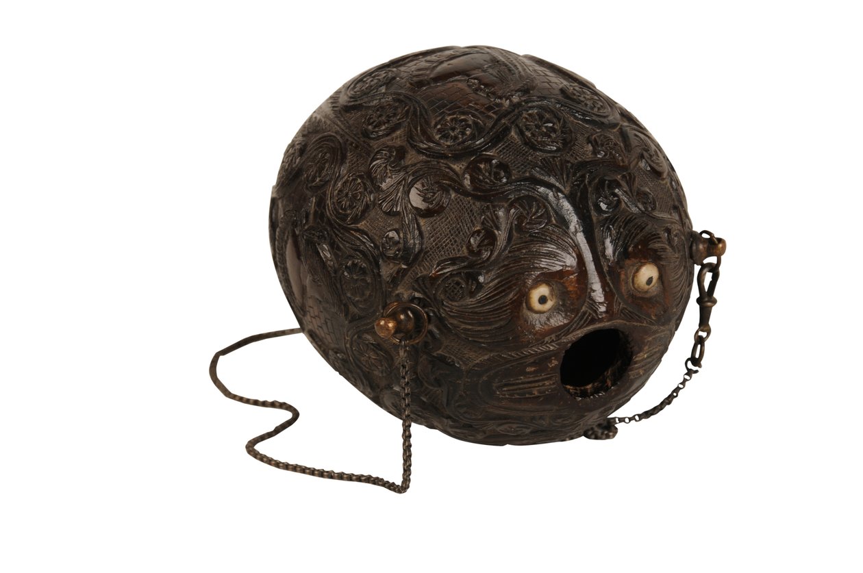 Ristade kokosnötspulverkolv bugbear, spansk kolonial, ca 1800 (kokosnöt) av Spanish School