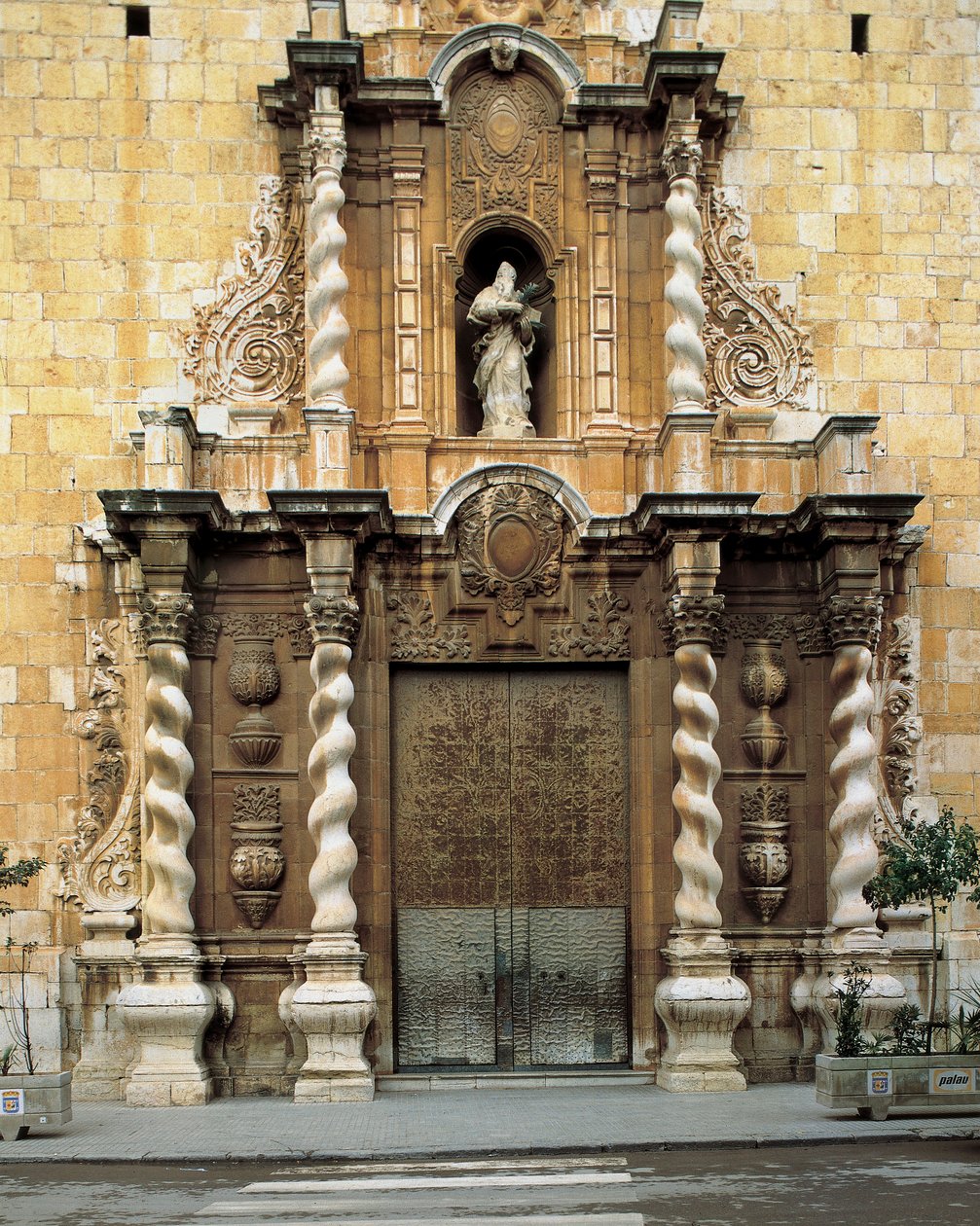 Detalj av fasaden av kyrkan San Bartolome, Benicarlo, Spanien, byggd på 1700-talet (foto) av Spanish School