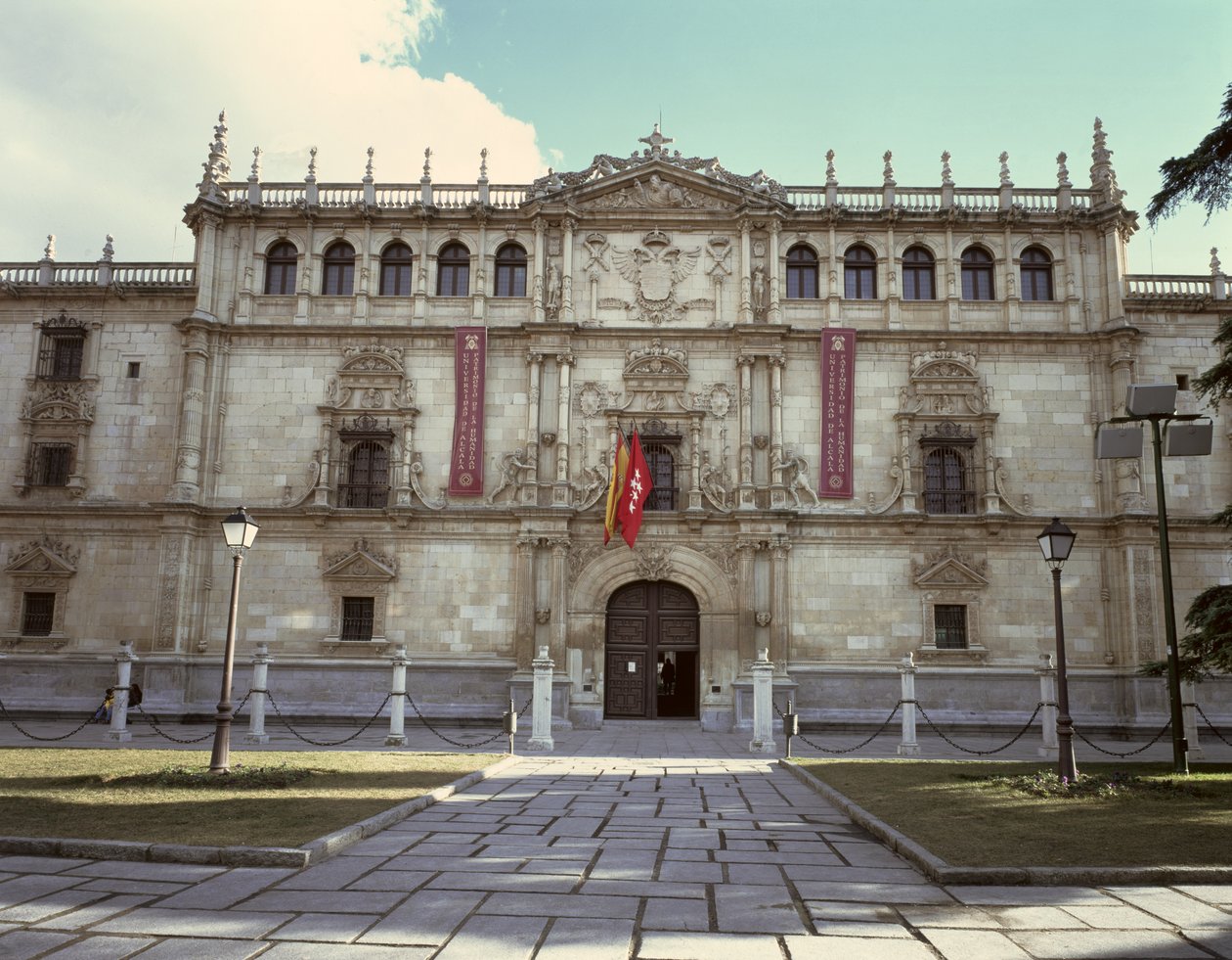 Ingången till universitetet, grundat av kardinal Cisneros 1486 av Spanish School