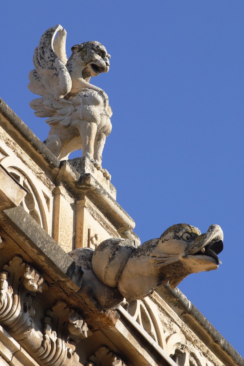 Gargoyle och acroteria, detalj från exteriören av Spanish School