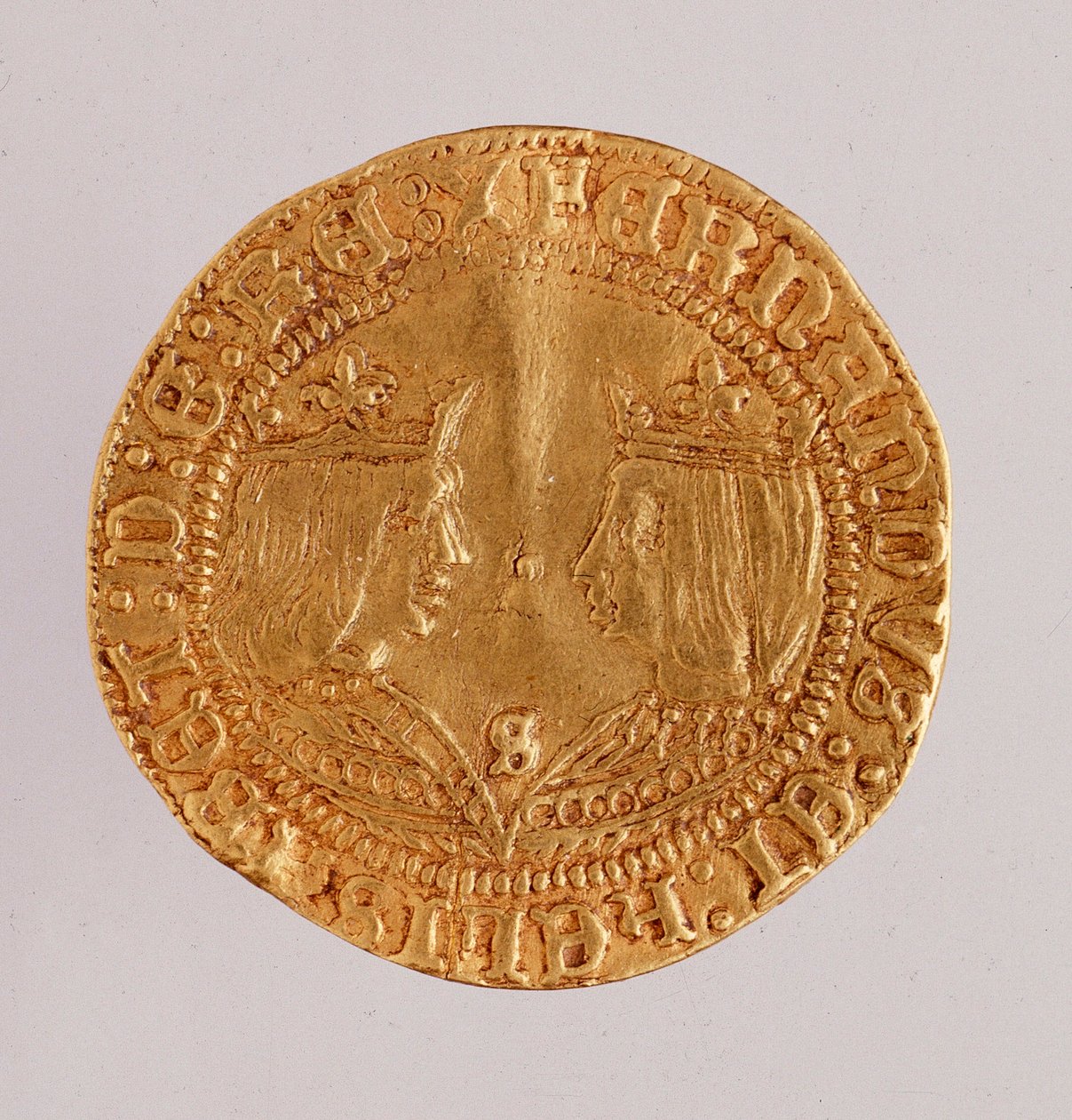 Guldmynt från Spanien: katolikernas kung Ferdinand och Isabella (Ferdinand II av Aragon och Isabella I av Kastilien). 1474-1516 Diam. 2,7 cm Neapel, museo archeologico av Spanish School