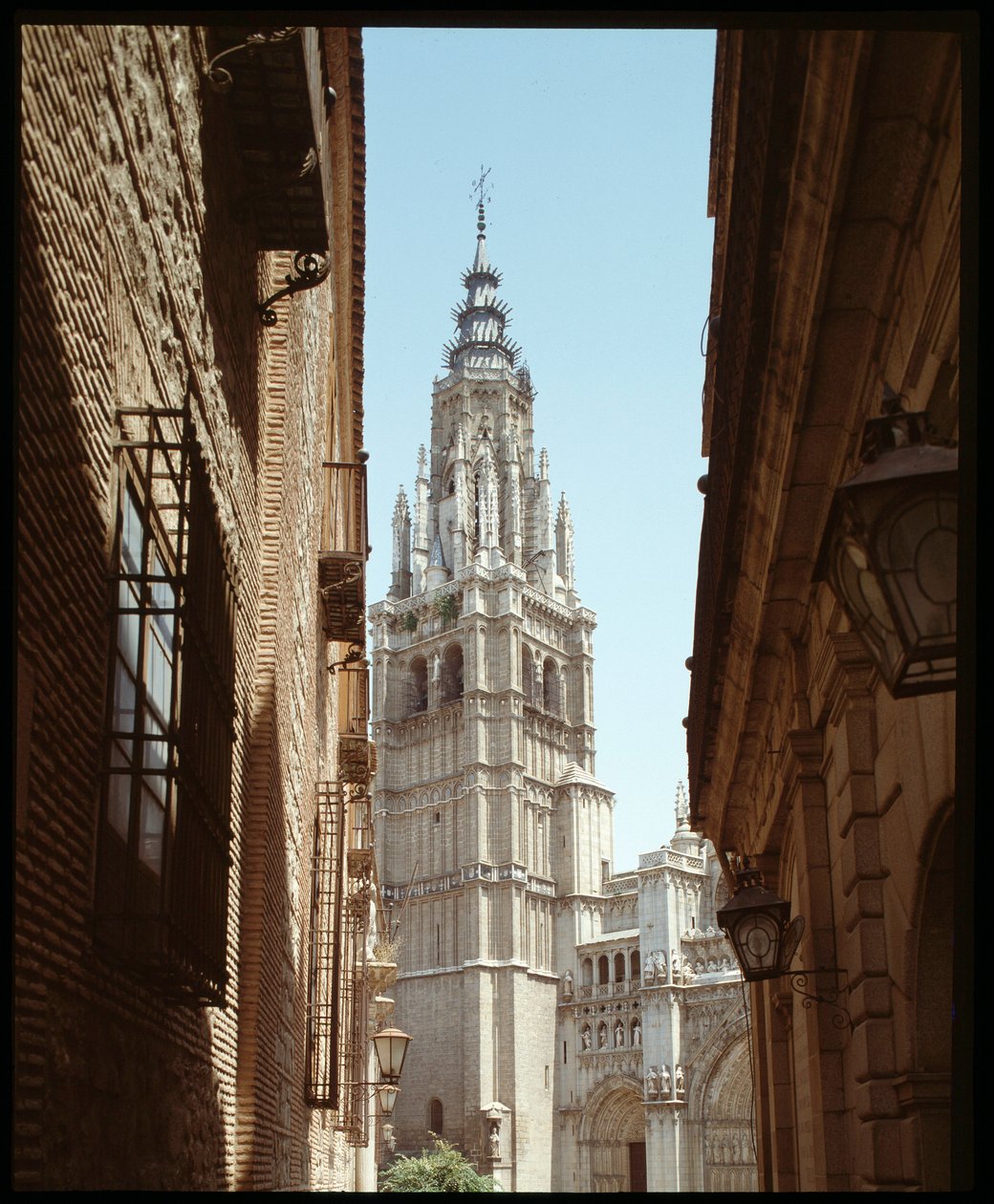 Gotisk konst: utsikt över Cathedrale Sainte Marie (Saint Mary) 1200-1400-talet Toledo, Spanien (Utsikt över klocktornet i katedralen St Mary av Spanish School