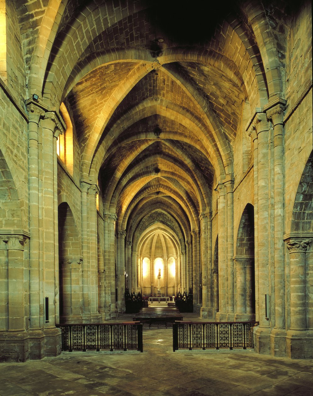 Interiörvy av kyrkan, grundad 1150 av Spanish School