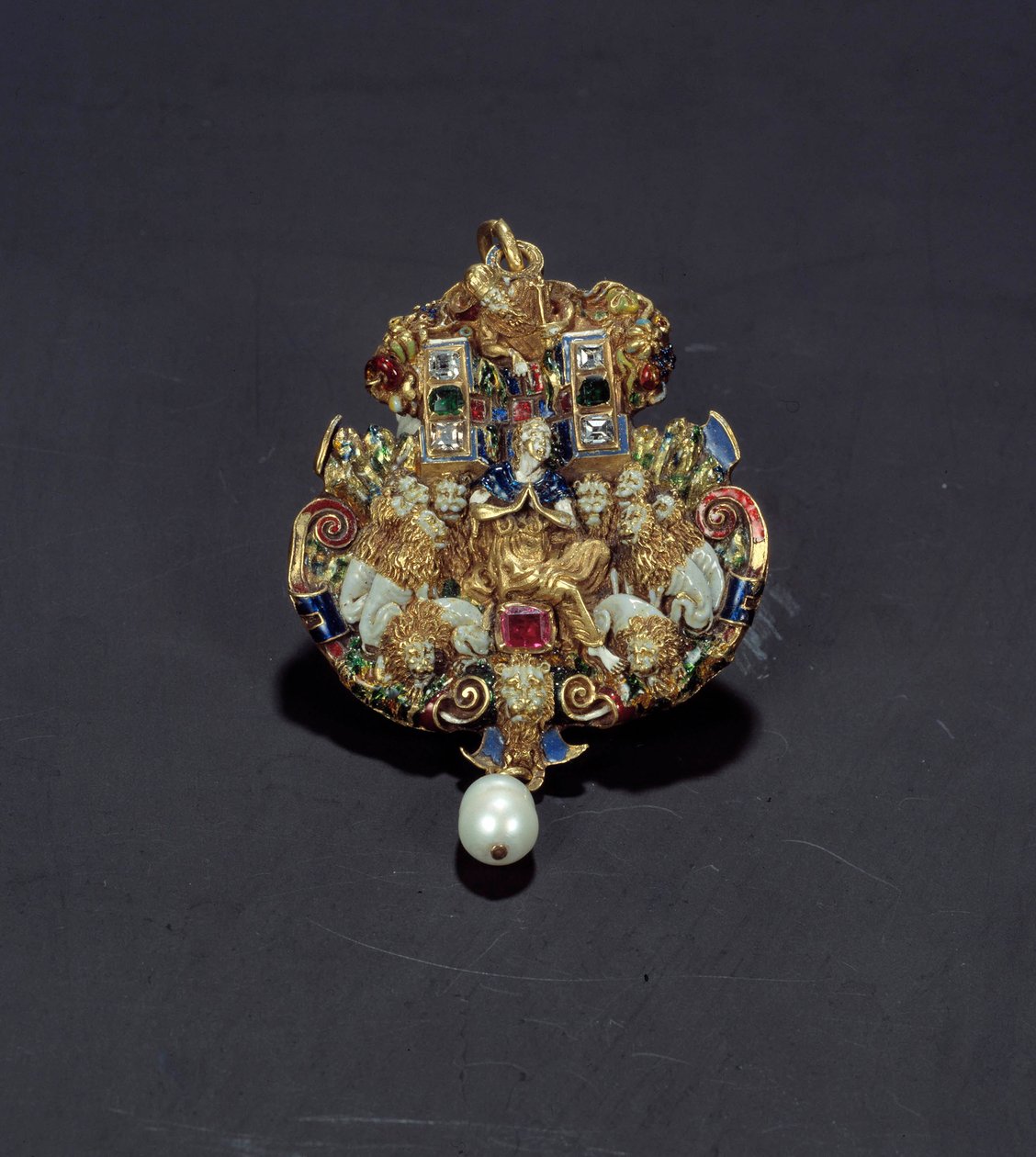 Smycken: diamanthänge, emalj på guldrund, smaragd och pärla som föreställer Daniel i lejongropen. 1550-1600. Från Spanien. Paris, Louvren av Spanish School