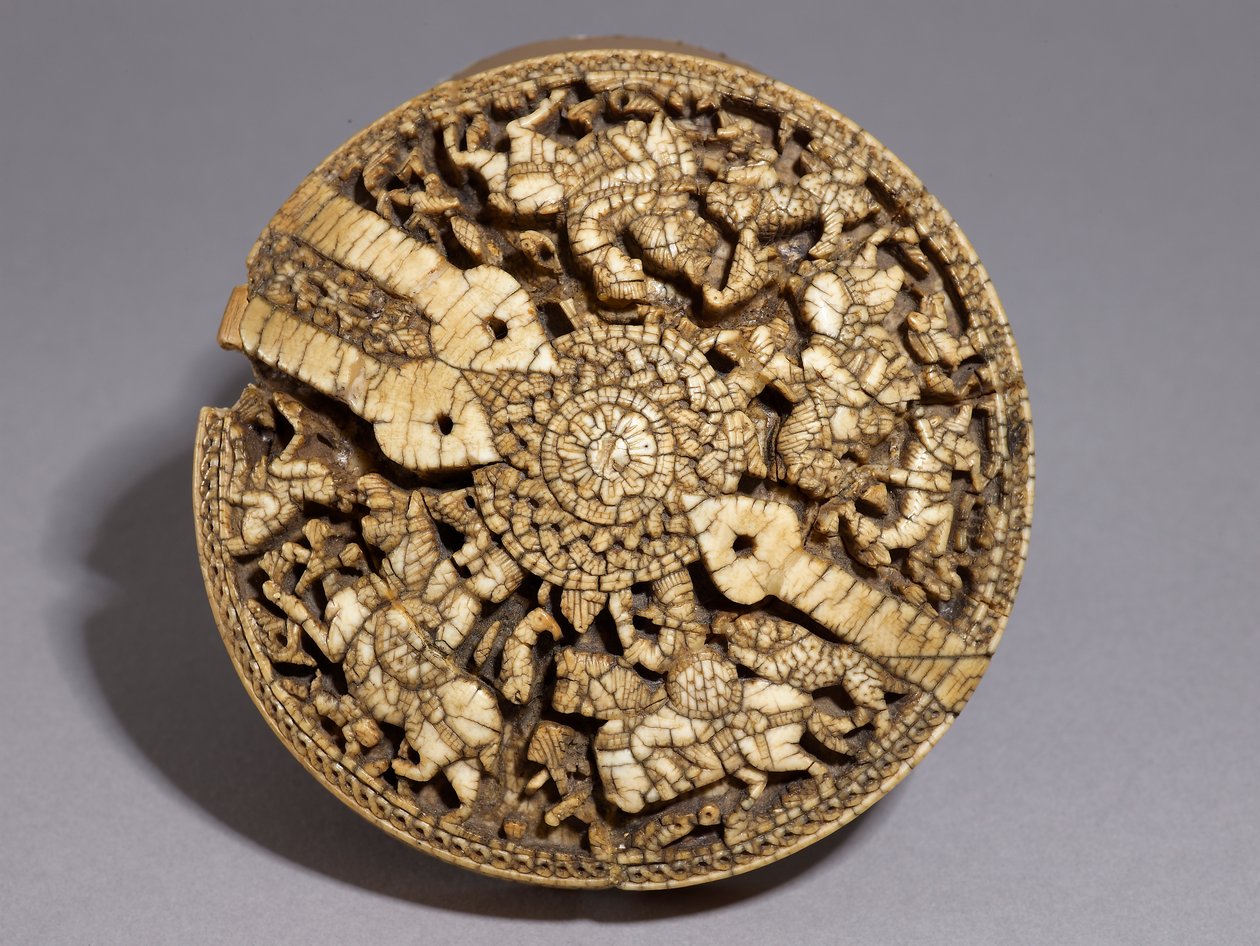 Lock till en behållare dekorerad med fyra jägare och djur, Umayyad-perioden, 998-999 AD (se även 117778) av Spanish School