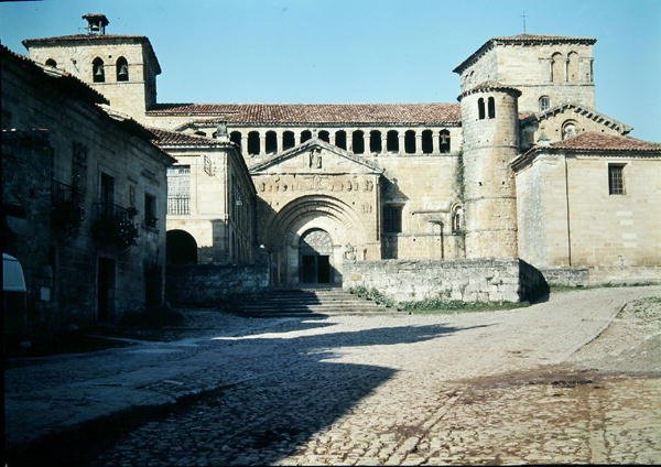 Huvudfasad av Spanish School