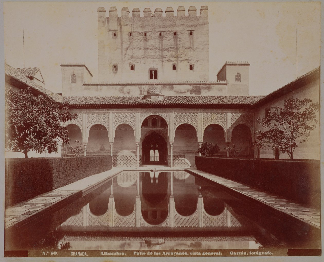 Courtyard of the Myrtles, Alhambra, ca 1875-80 (sepiafoto) av Spanish School