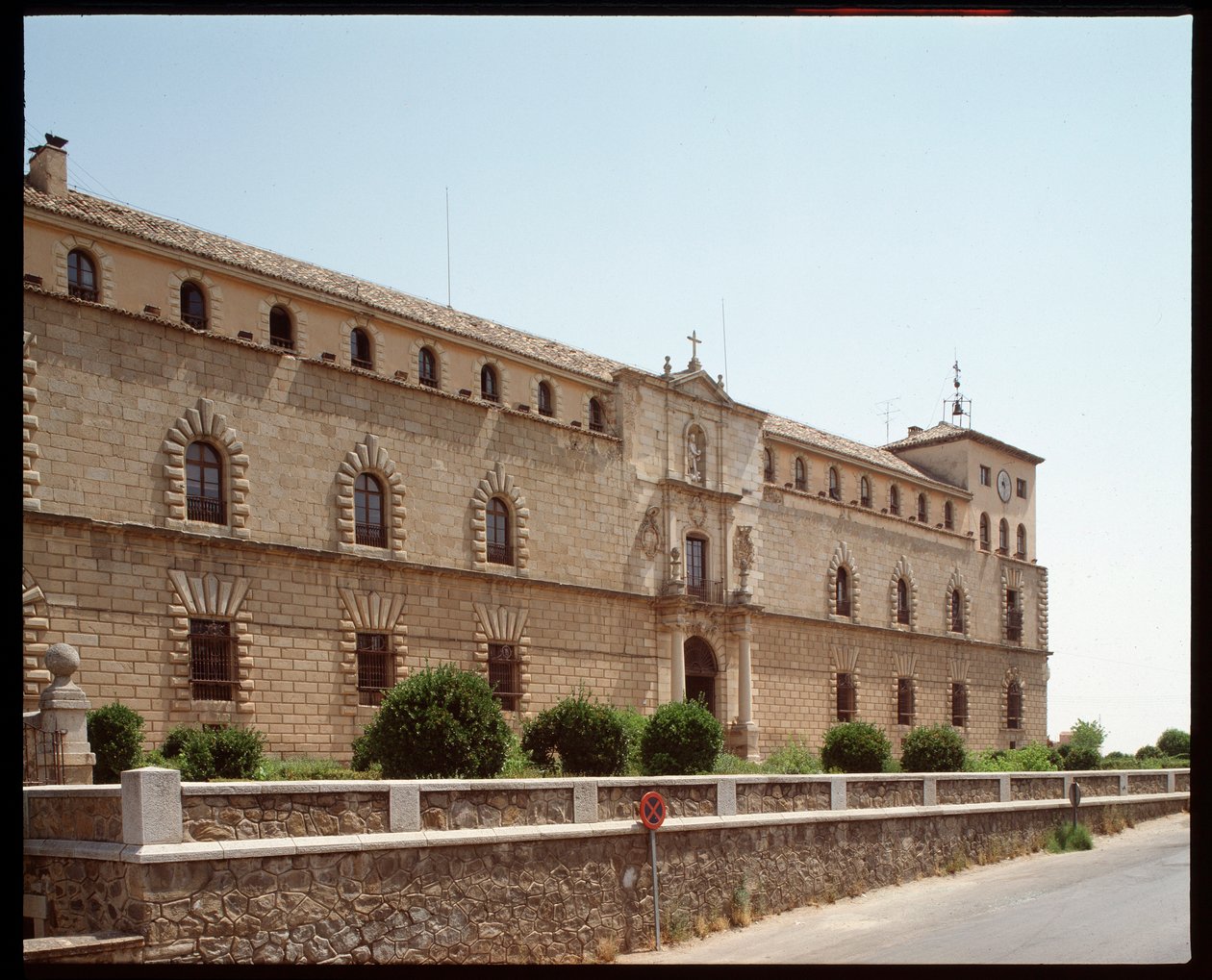 Renässanskonst: utsikt över Hospital de Tavera (Tavera Hospital) 1500-talets Toledo, Spanien (Utsikt över Hospital de Tavera av Spanish School