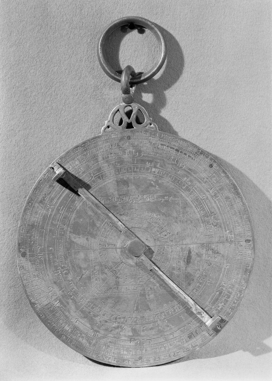 Baksidan av en morisk astrolabium, från Cordoba, 1054 (metall) av Spanish School