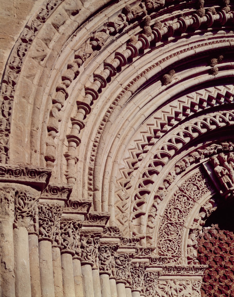 Skulptural detalj från huvudportalens fasad av Spanish School