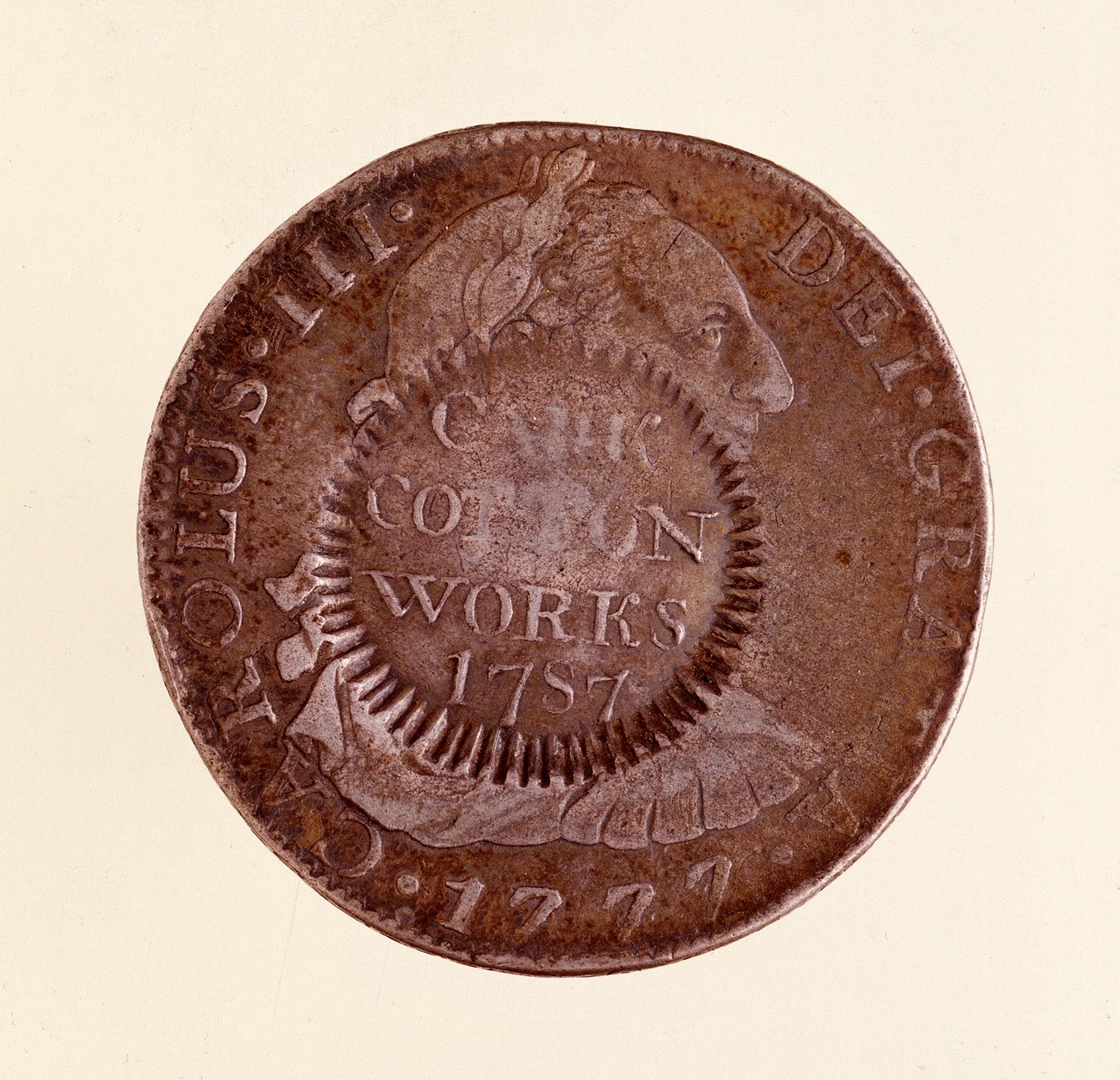 Silvermynt (8 realer) från Spanien: Karl III:s regeringstid (1759-1788). 1777 med motstämpel av 1787. Diam. 3,9 cm Neapel, museo archeologico av Spanish School