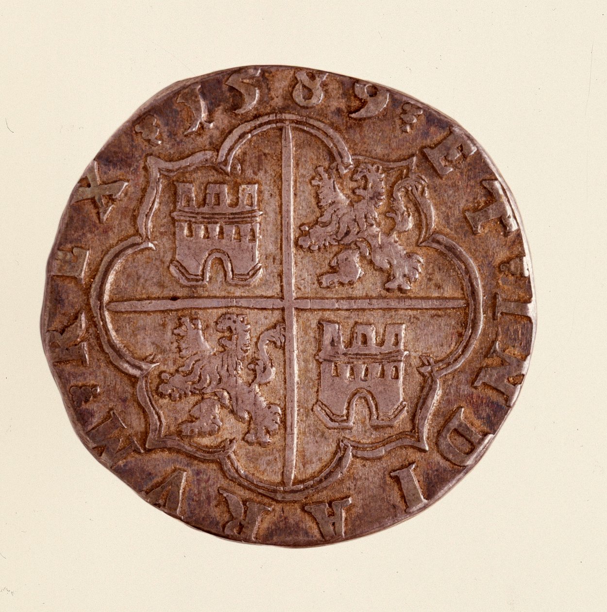 Silvermynt (8 realer) från Spanien: Filips (Filippo eller Philippe) II:s regeringstid (1556-1598). 1589 Diam. 3,5 cm Neapel, museo archeologico av Spanish School