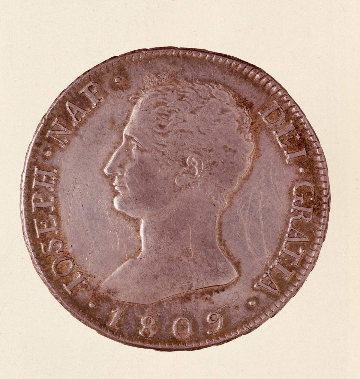 Silvermynt (douro eller piastra) från Spanien: Joseph Napoleons regeringstid (1808-1813). 1809 Diam. 4 cm Neapel, museo archeologico av Spanish School