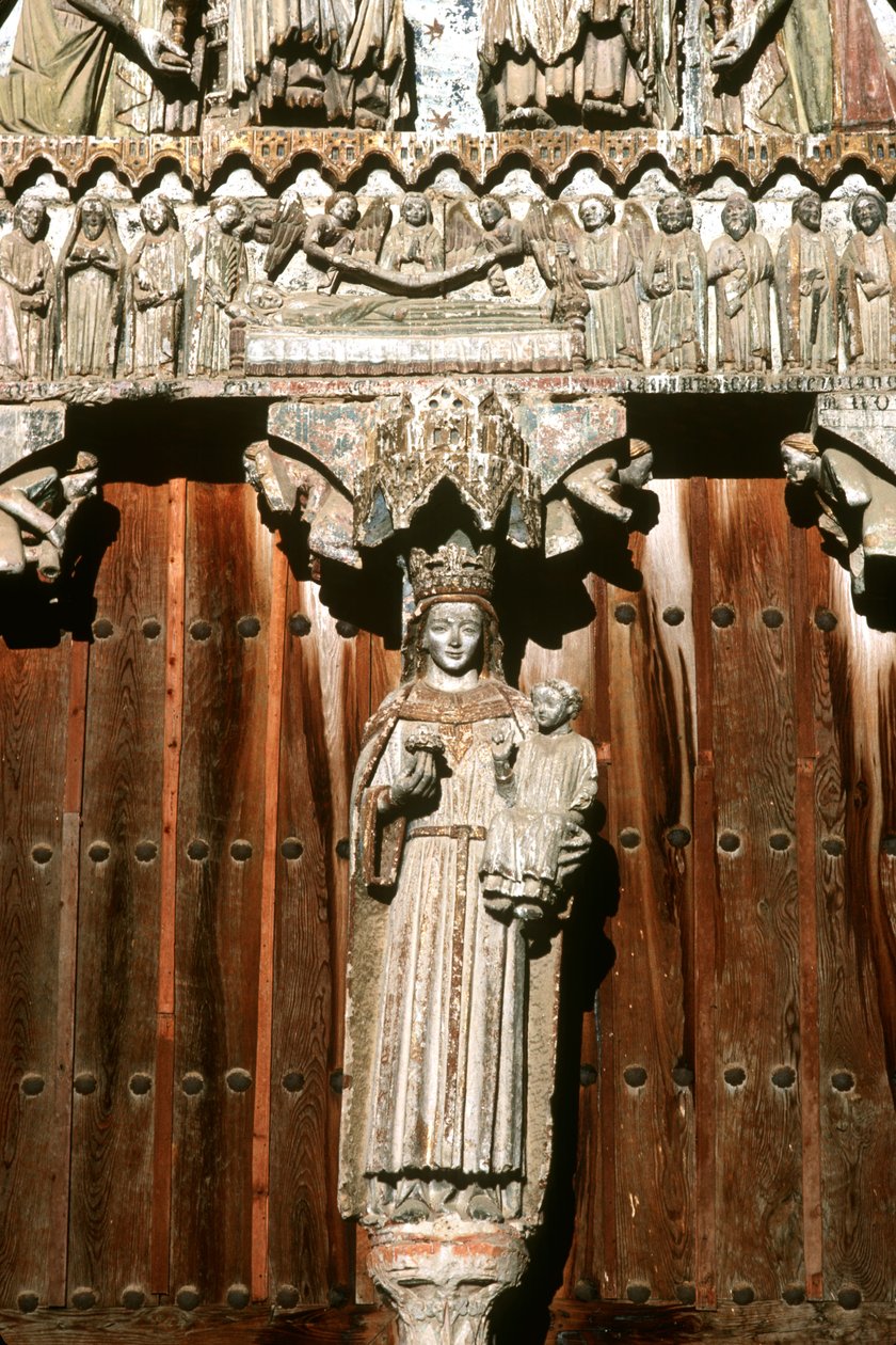 Västportalen med staty av Madonna och barn och relief av den sista domen av Spanish School