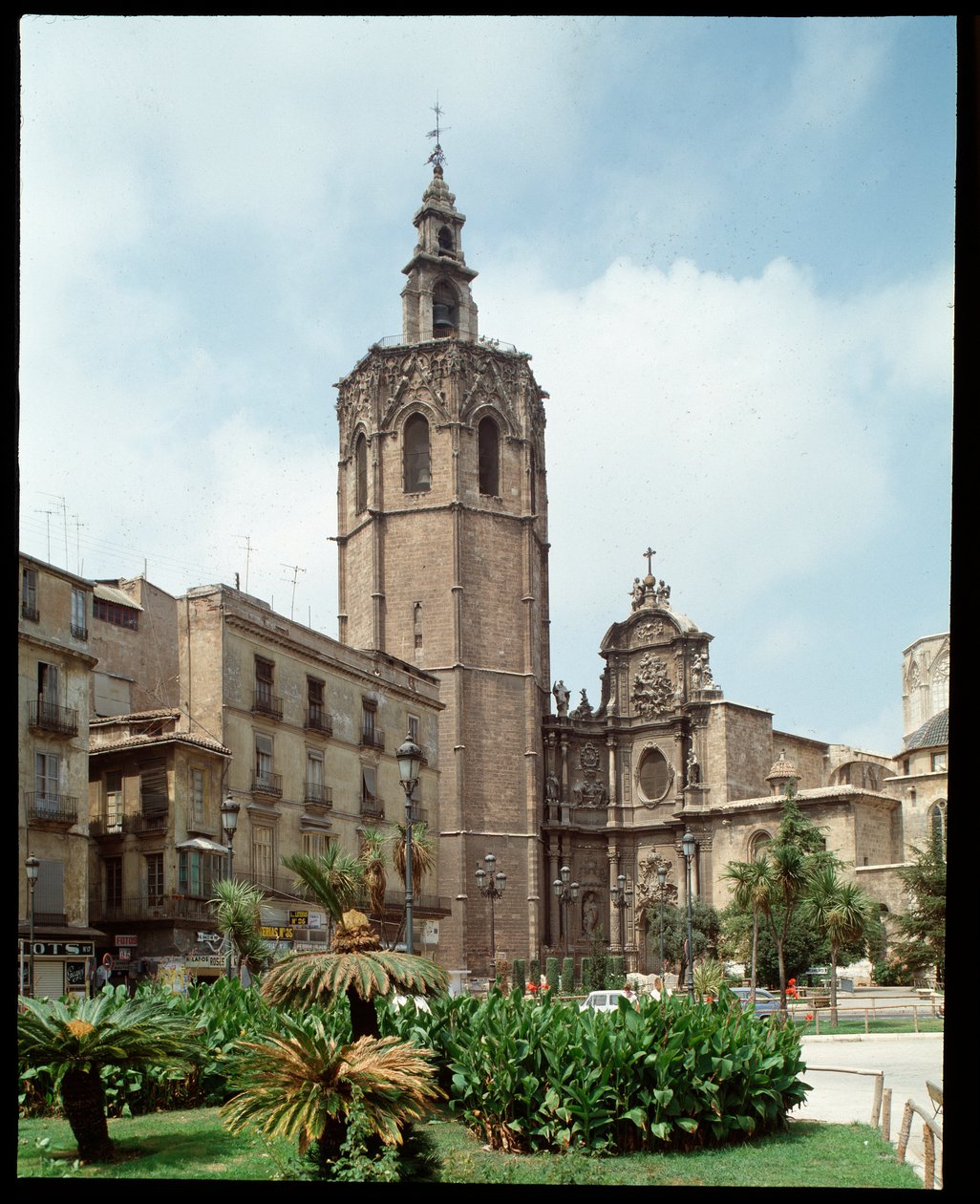 Utsikt över Micalet (Miquelet eller El Miguelete) klocktorn i katedralen i Valencia (Valencia) 1381-1429 Spanien av Spanish School