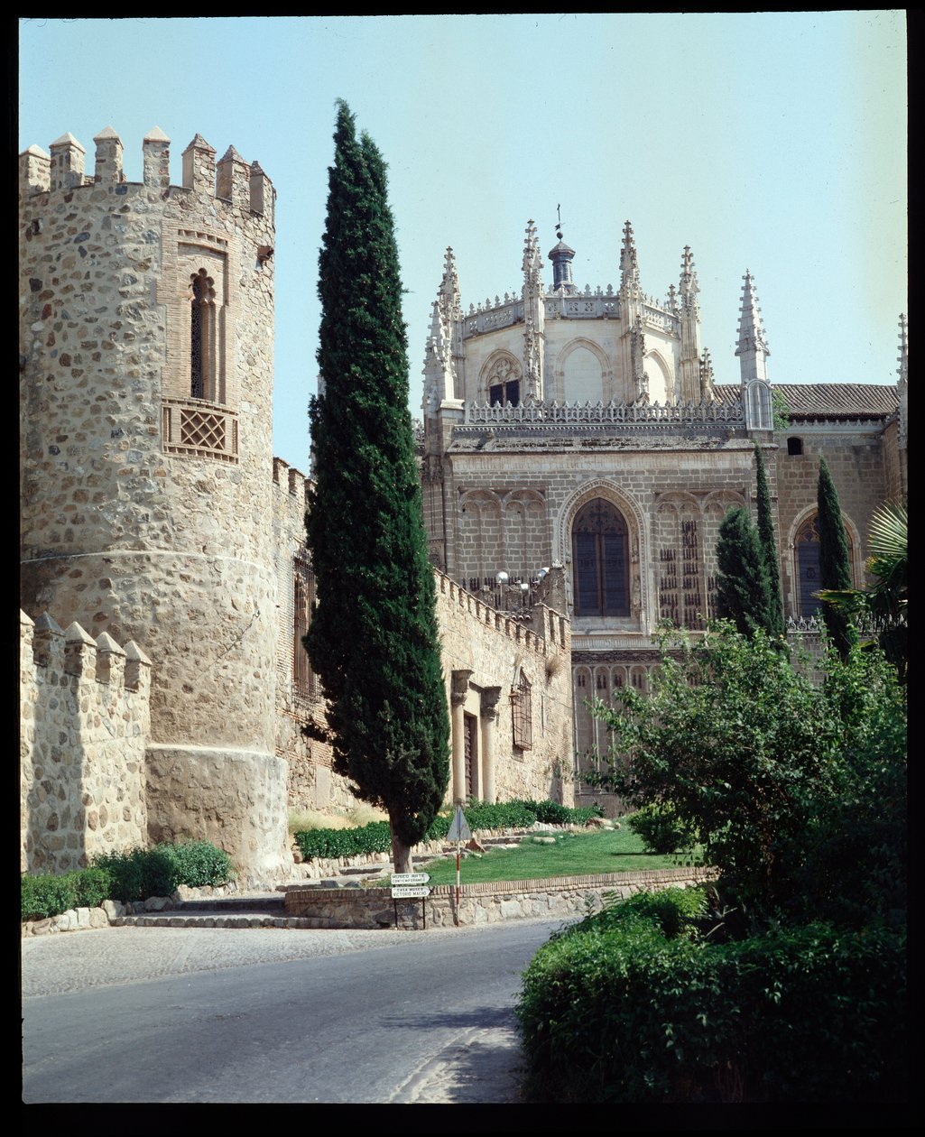 Utsikt över klostret San Juan de Los reyes, Toledo av Spanish School