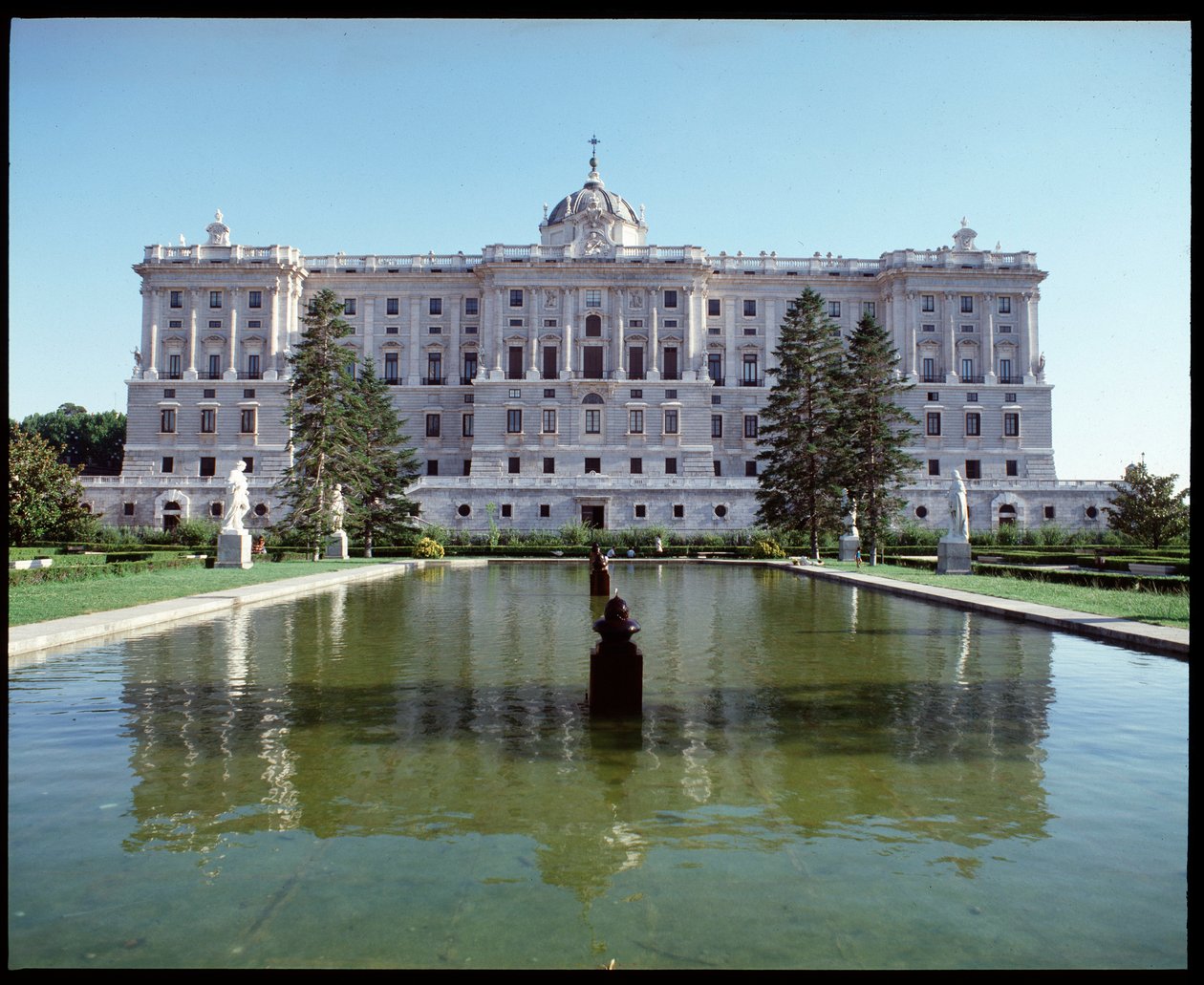 Utsikt över det kungliga palatset (1738-1755) (fotografi) av Spanish School