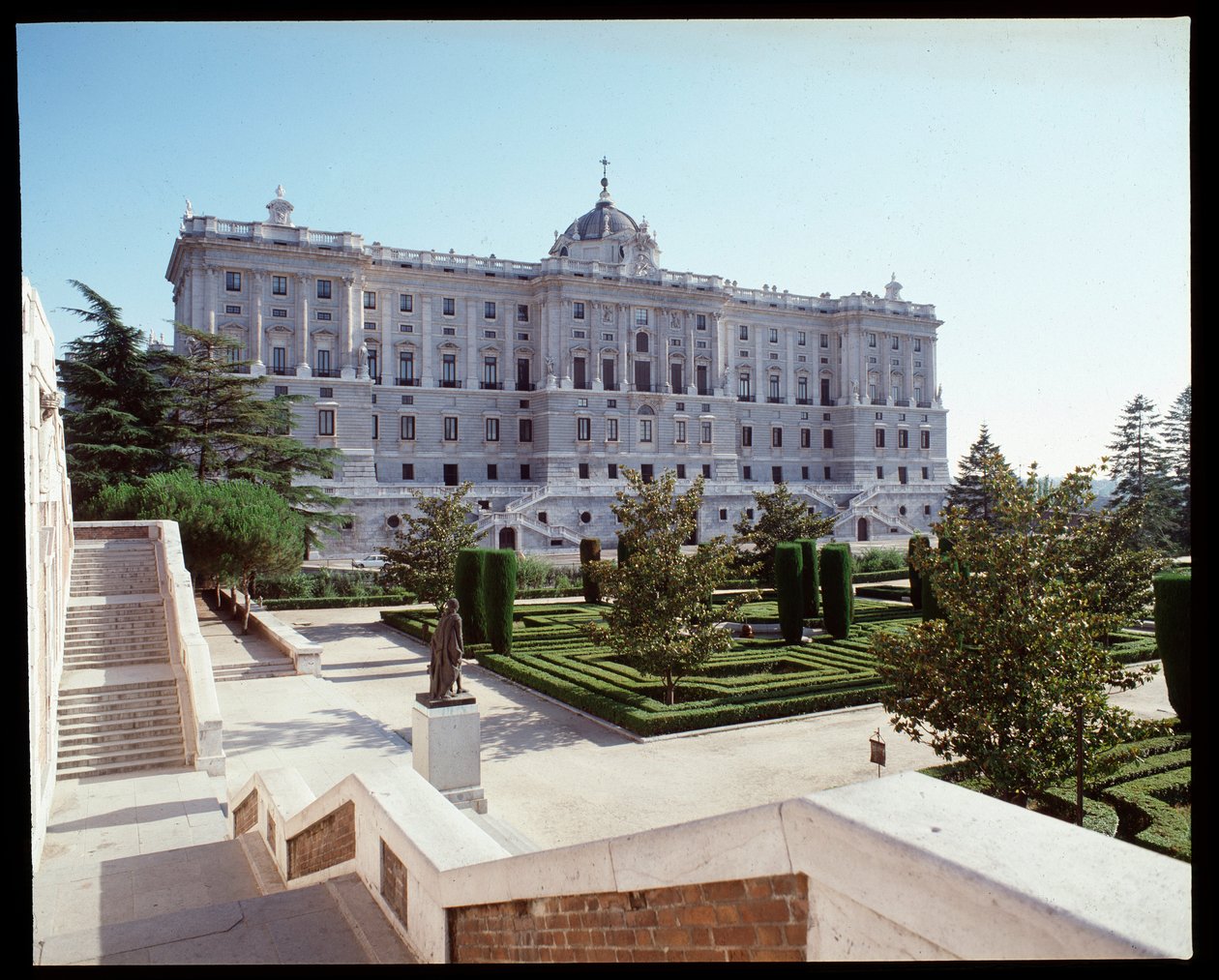 Utsikt över det kungliga palatset (1738-1755) (fotografi) av Spanish School