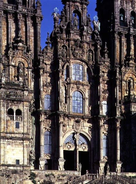 Vy över västfronten (Fachada del Obradoiro) designad av Fernando Casas y Novoa av Spanish School