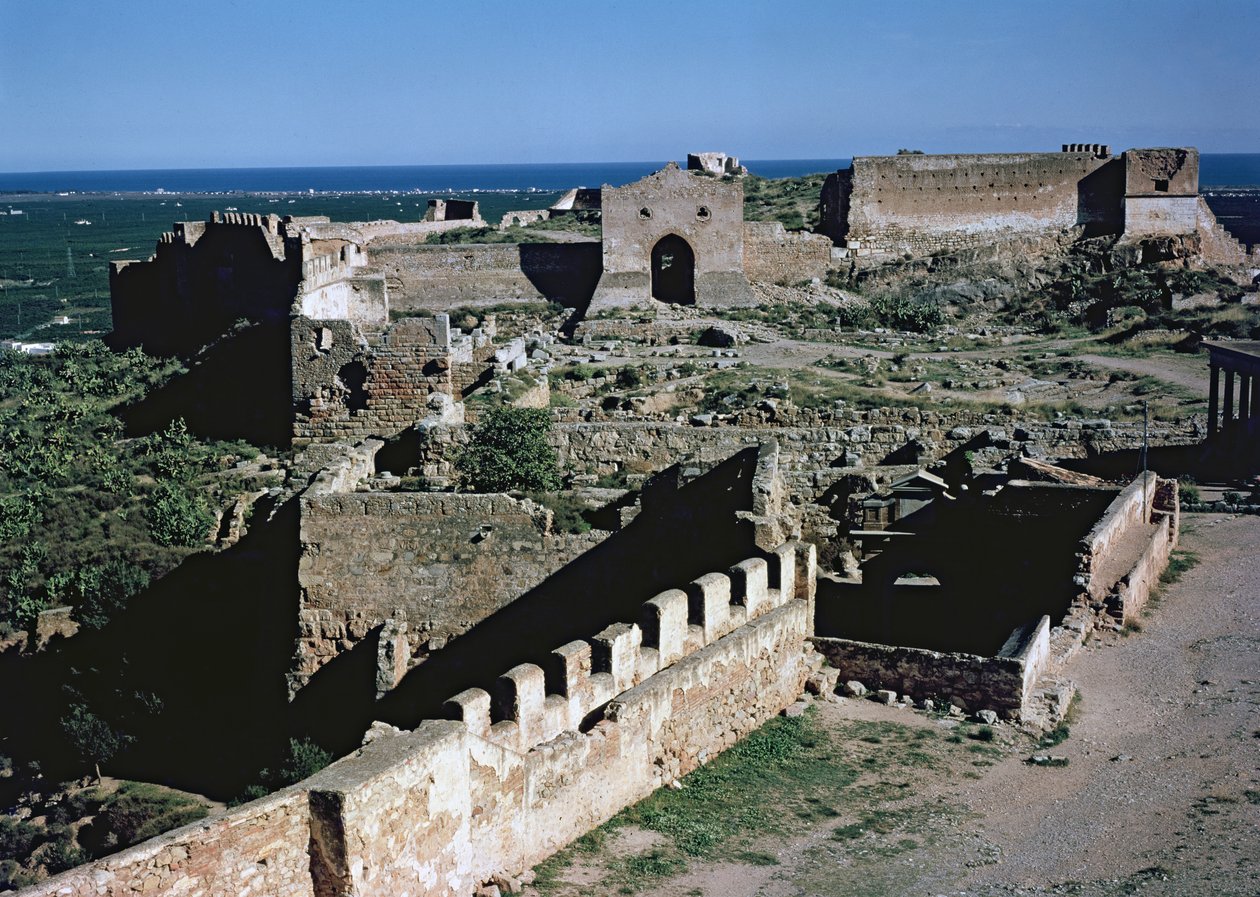 Utsikt över slottet, 800-1100-talet av Spanish School