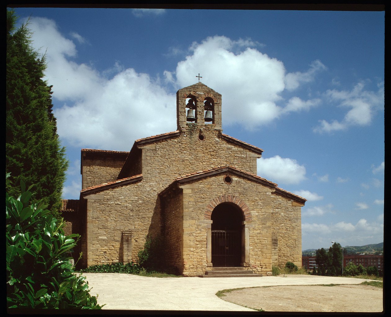Utsikt över kyrkan (820) av Spanish School