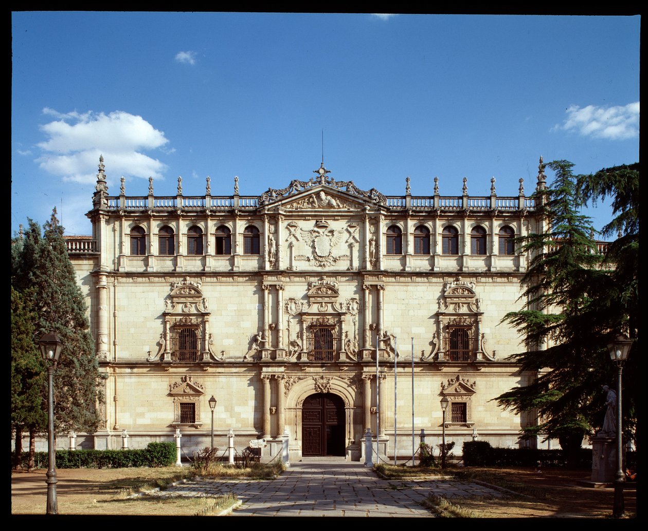 Utsikt över den plateresque fasaden på det gamla Alcala-universitetet av Spanish School