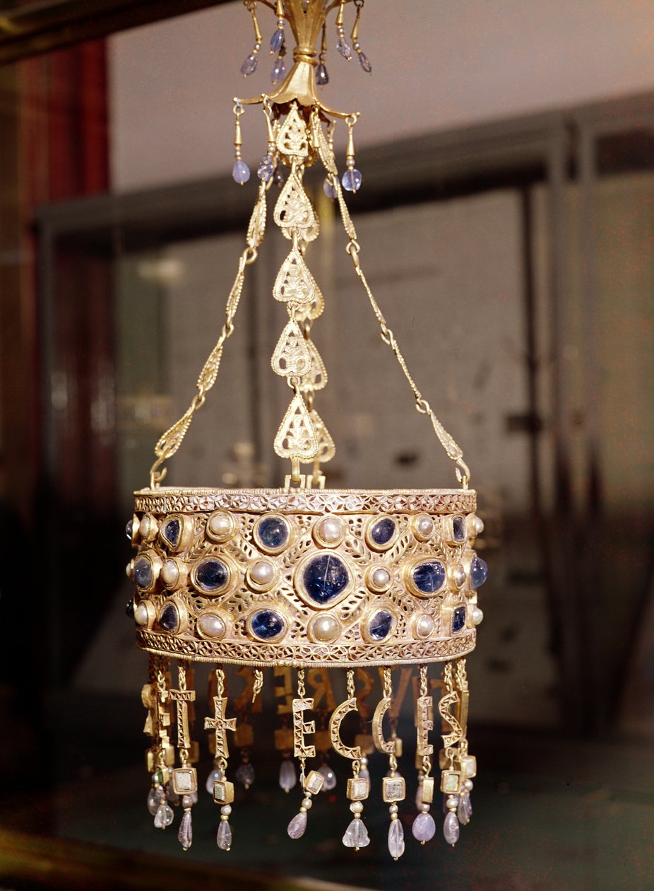 Votivkrona av kung Recesvinth (r.652-72) från Treasure of Guarrazar, c.670 (guld, bergskristall, pärlor och safirer) av Spanish School