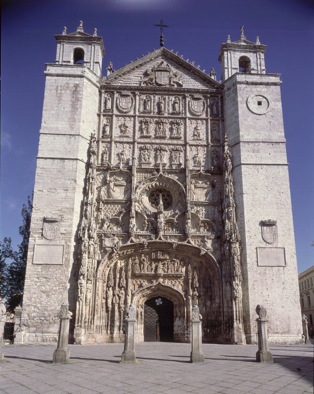 Västra fasaden av kyrkan San Pablo, byggd 1400-1600-talet av Spanish School