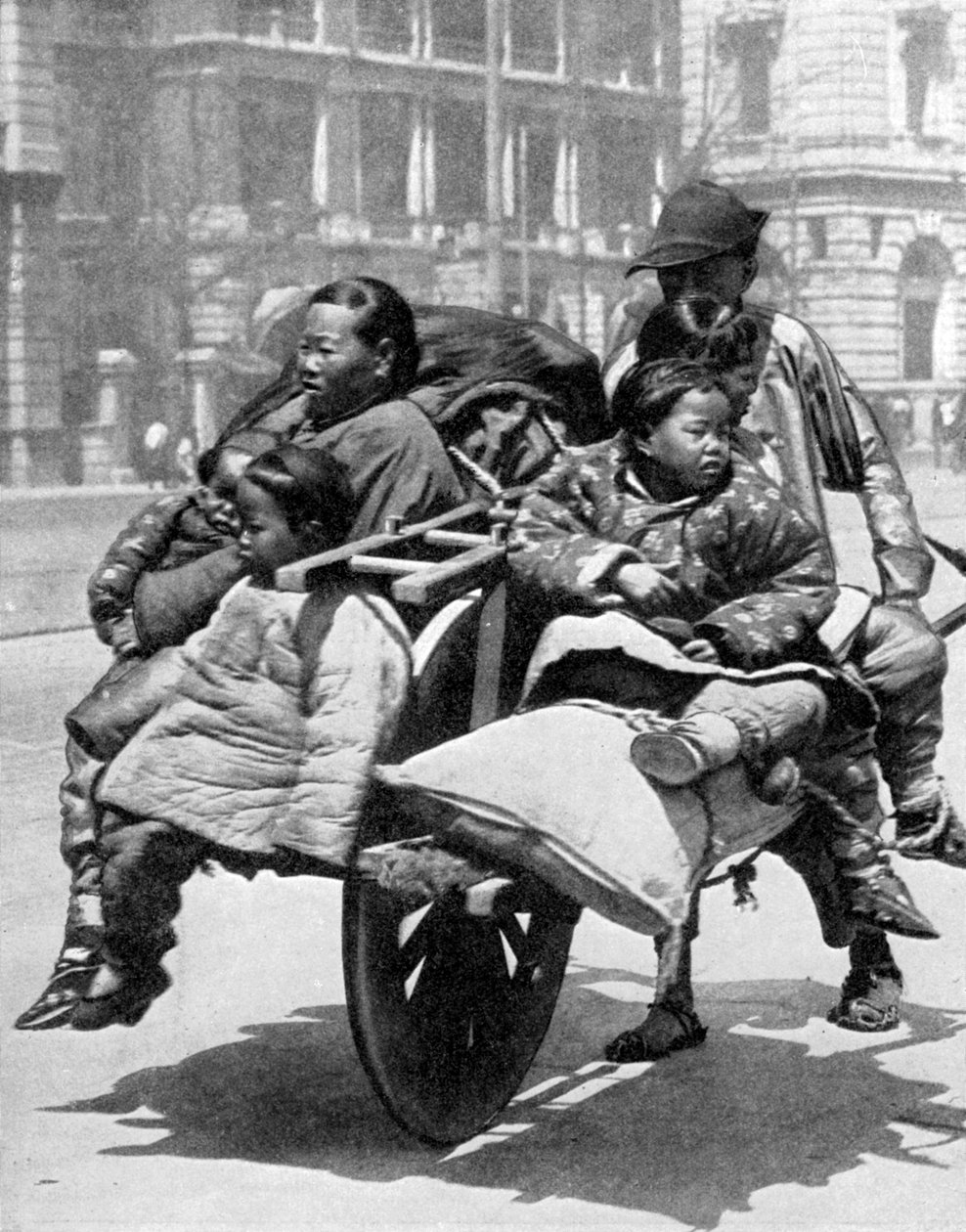 Kinesisk familj på en vagn, 1936. av Sport and General