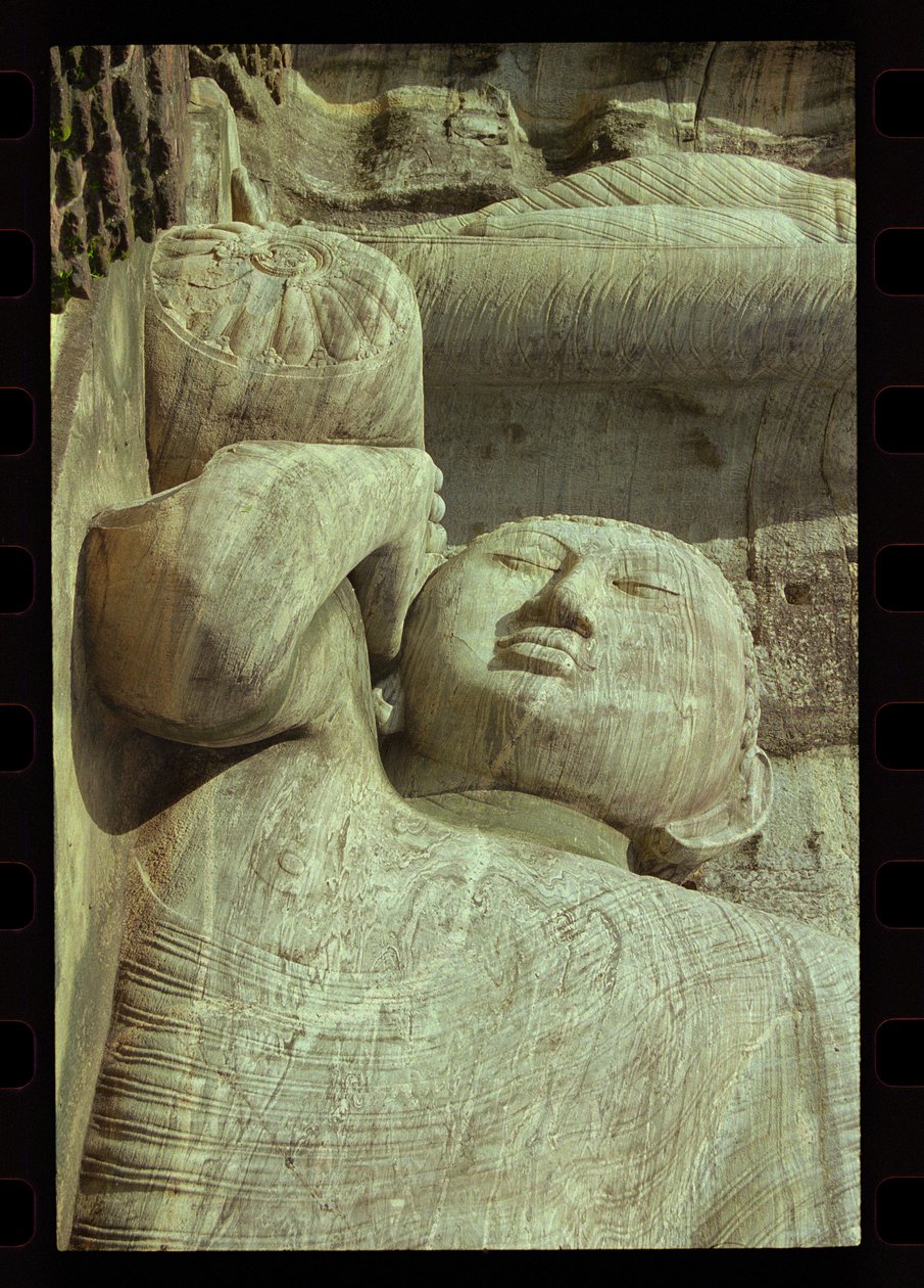 Liggande Buddha, Gal Vihara (granit) (detalj) av Sri Lankan