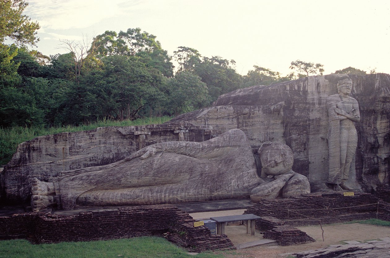 Stående och liggande Buddha, Gal Vihara (granit) av Sri Lankan