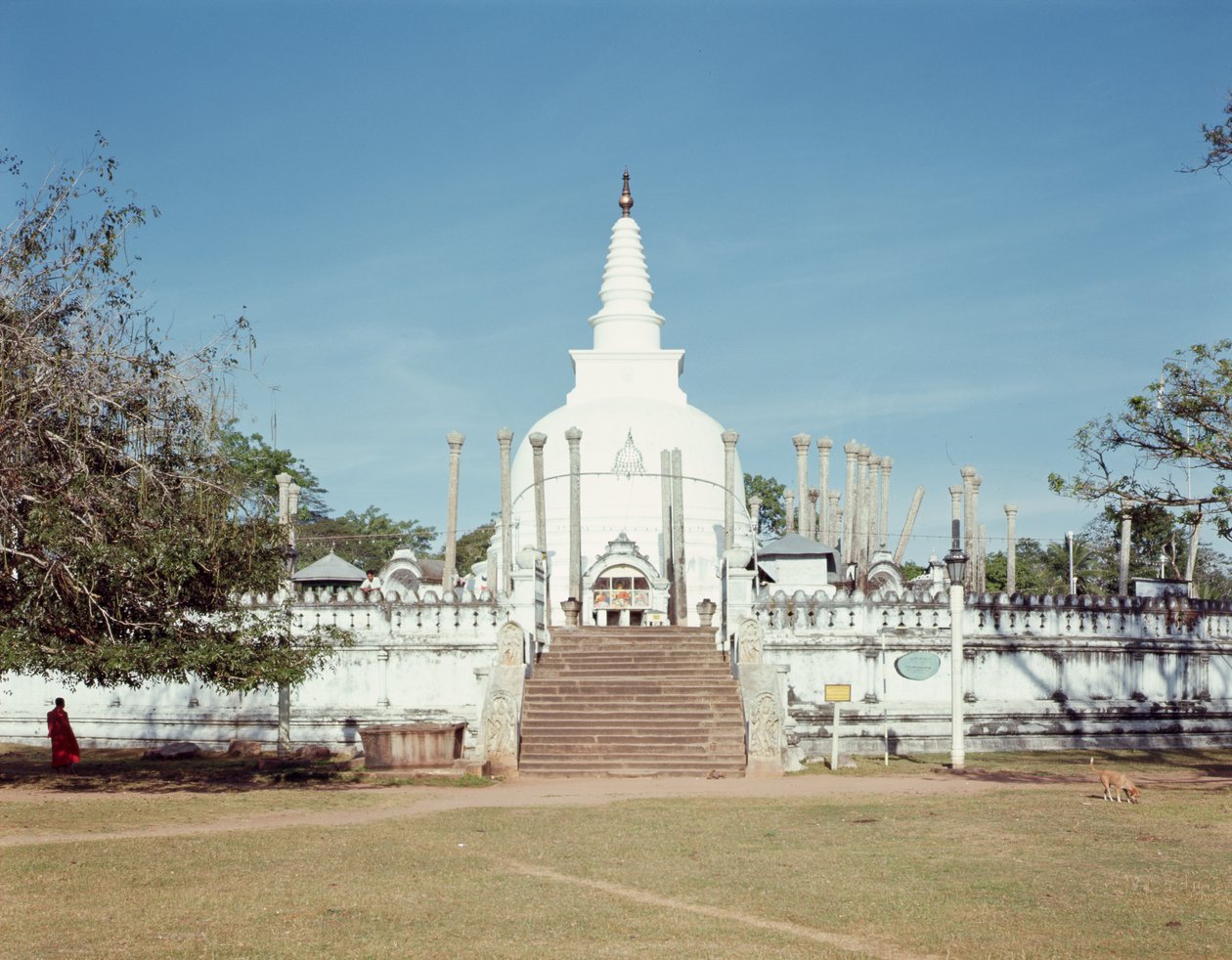 Utsikt över Thuparama Dagoba, Ruwanweli Seya av Sri Lankan School