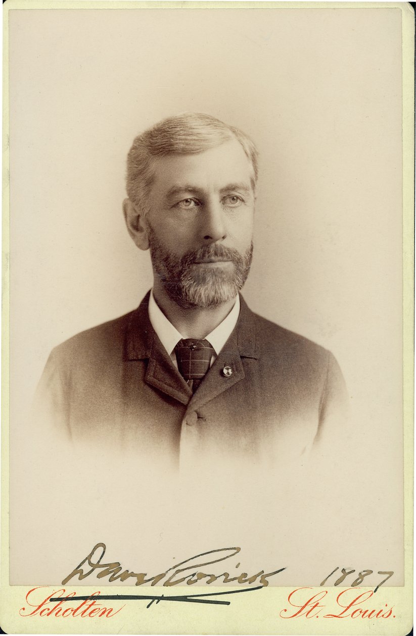 Bust portrait of 1st Lieutenant Dave Rorick wearing a suit and tie, and facing forward. av St. Louis Scholten