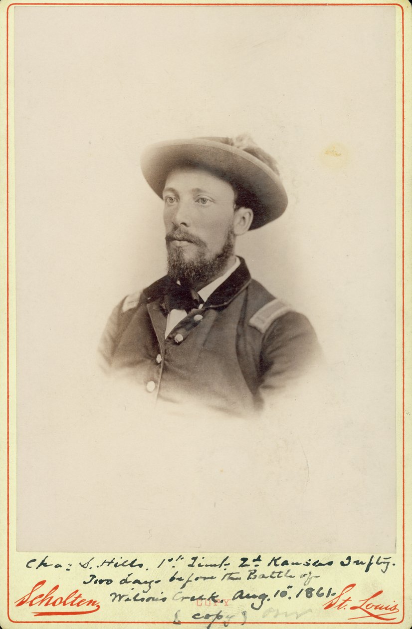 Bystporträtt av överstelöjtnant Charles S. Hills i uniform och hatt och vände till vänster av St. Louis Scholten