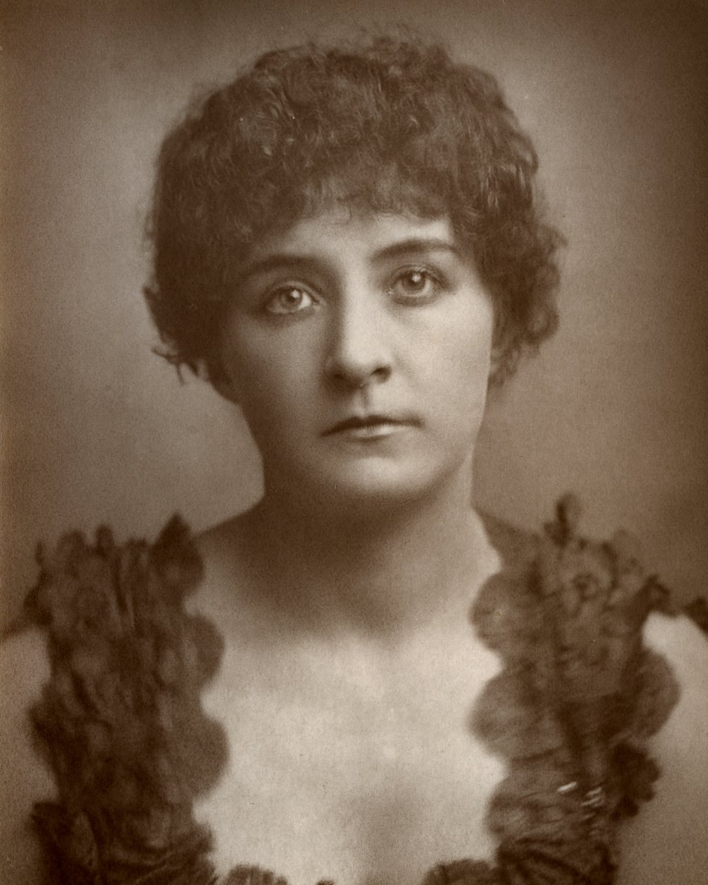 Julia Gwynne, brittisk operasångerska och skådespelerska, 1884 av St James