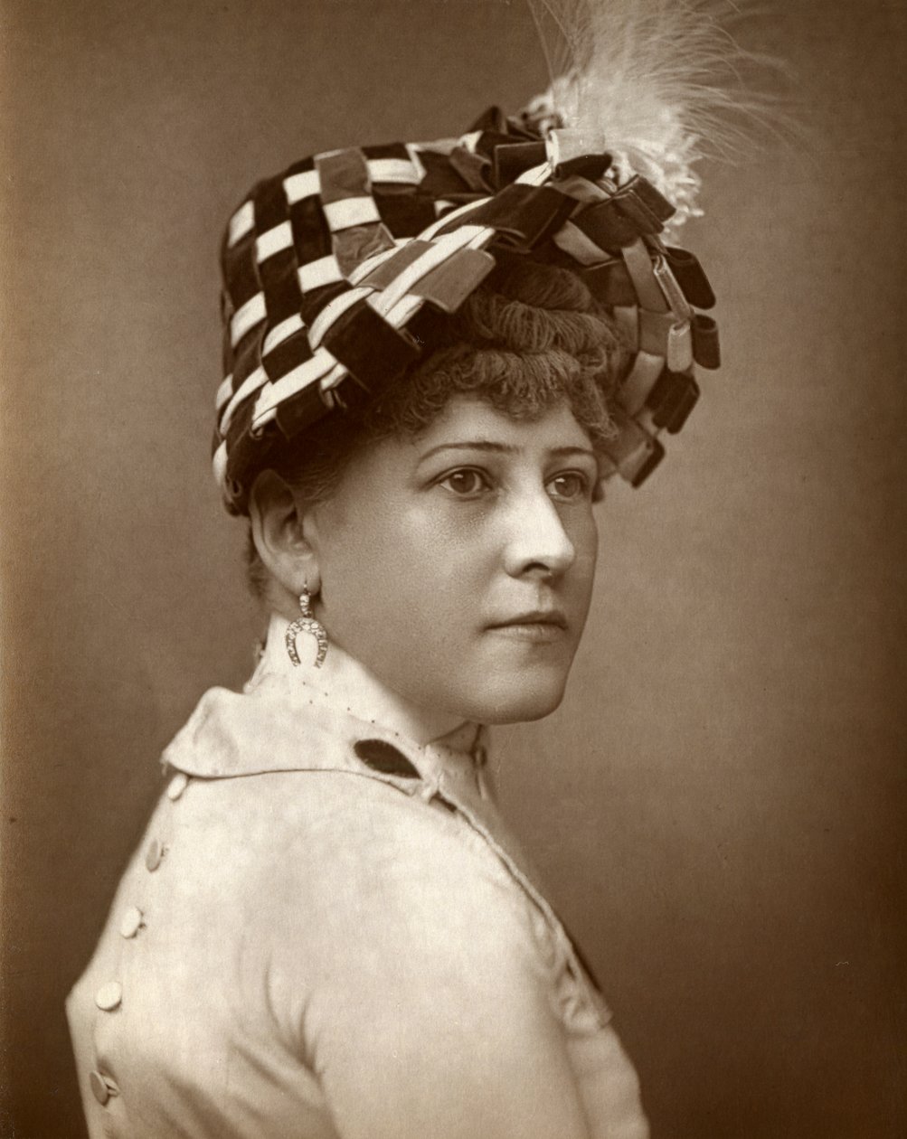 Kate Munroe, skådespelerska, 1883 av St James