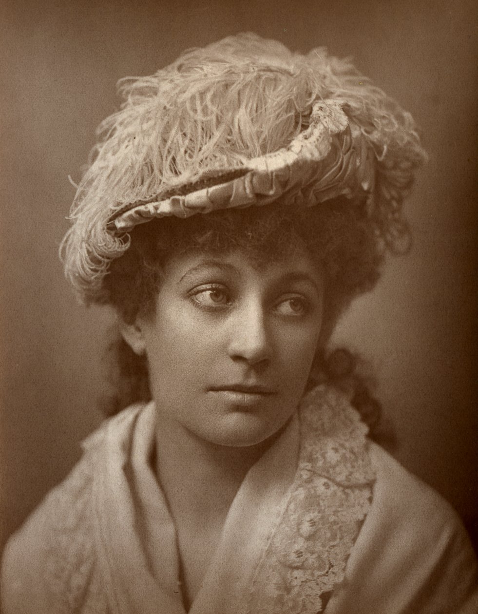 Lucy Buckstone, brittisk skådespelerska, 1884. av St James
