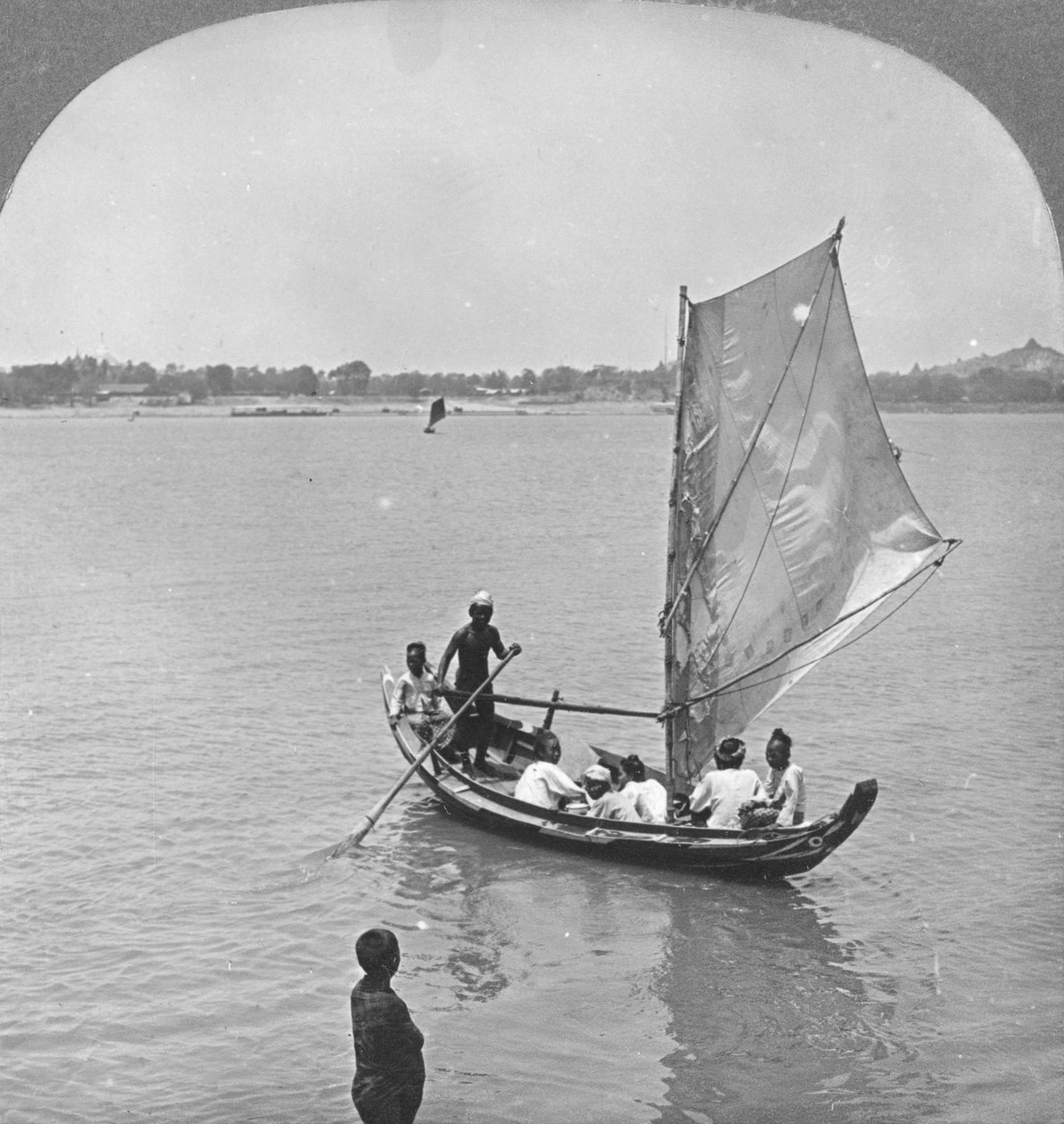 En segelbåt på Irrawaddyfloden, Burma, 1908 av Stereo Travel Co