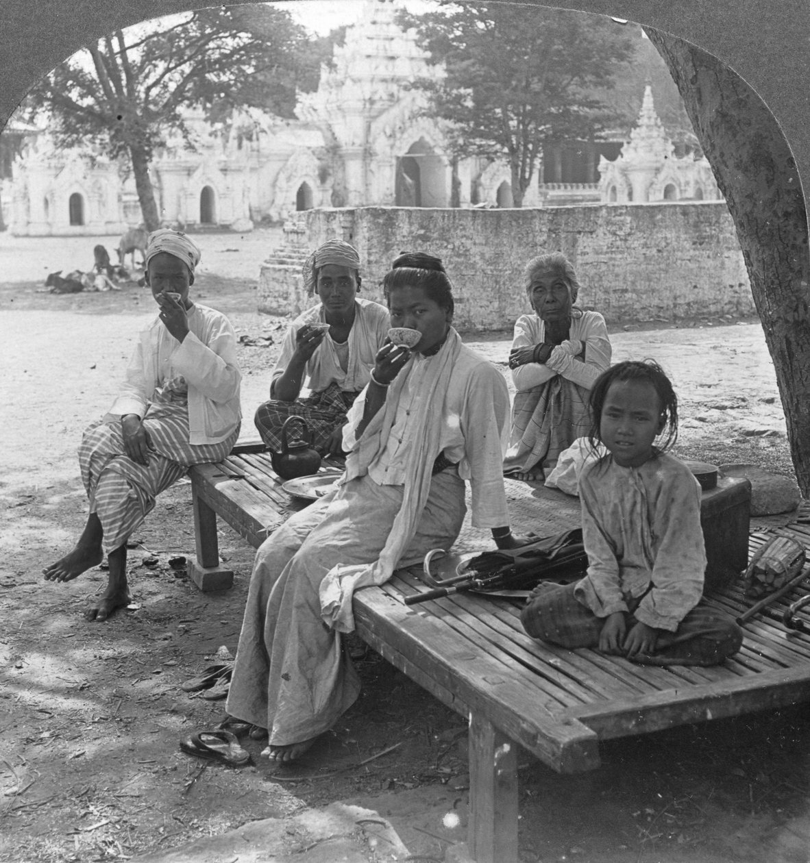 En social drink kaffe, Mandalay, Burma, 1908. av Stereo Travel Co