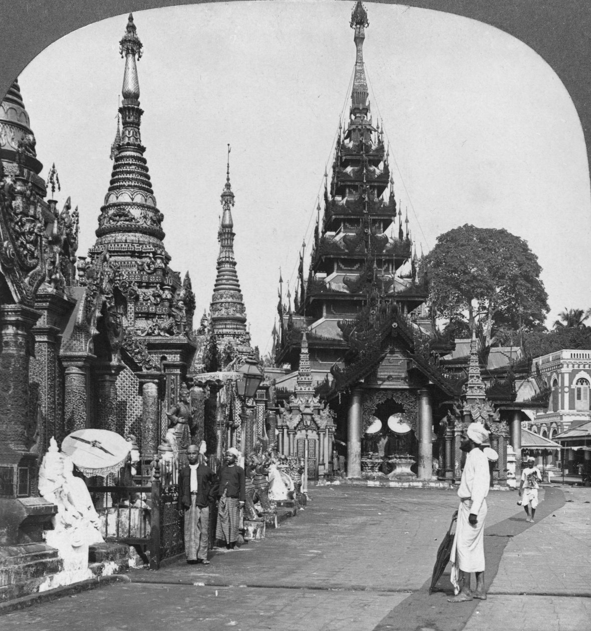 Längs plattformen till den södra stigningen, Shwedagon Pagoda, Rangoon, Burma, 1908 av Stereo Travel Co