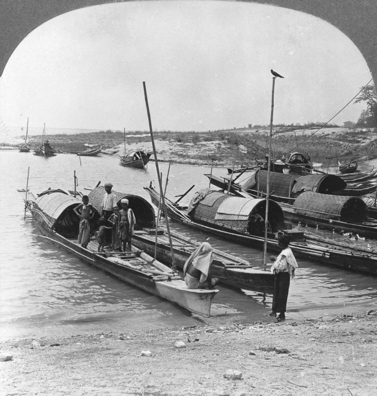 Båtar på Irrawaddyfloden, Mingun, Burma, 1908 av Stereo Travel Co