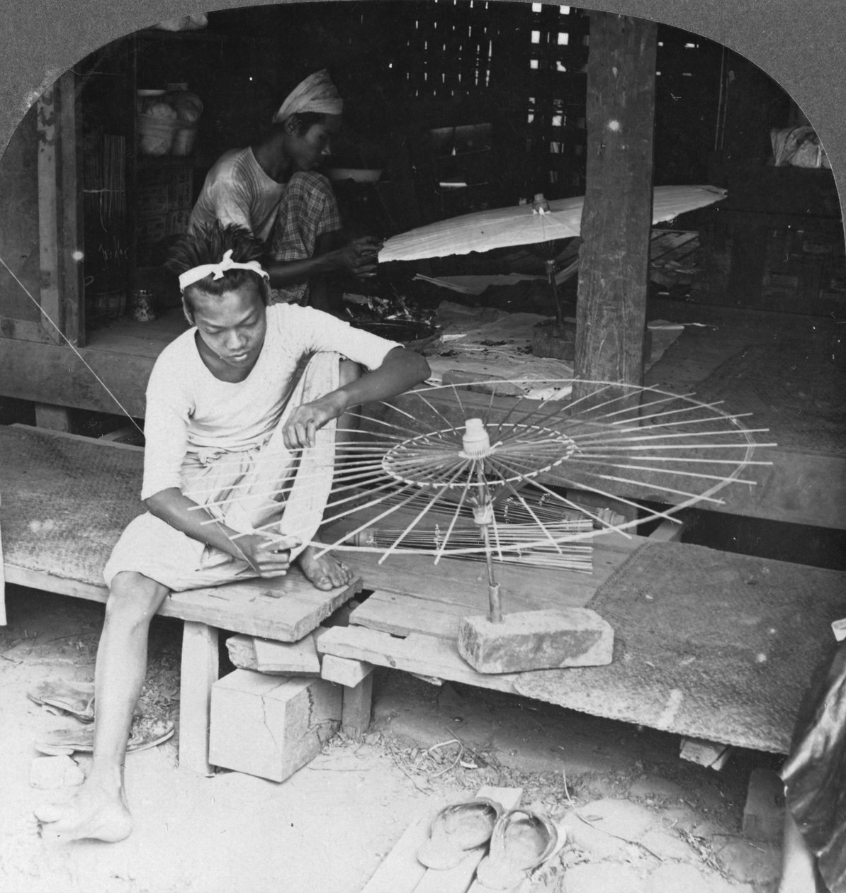 Pojkar som gör det infödda paraplyet, Burma, 1908 av Stereo Travel Co
