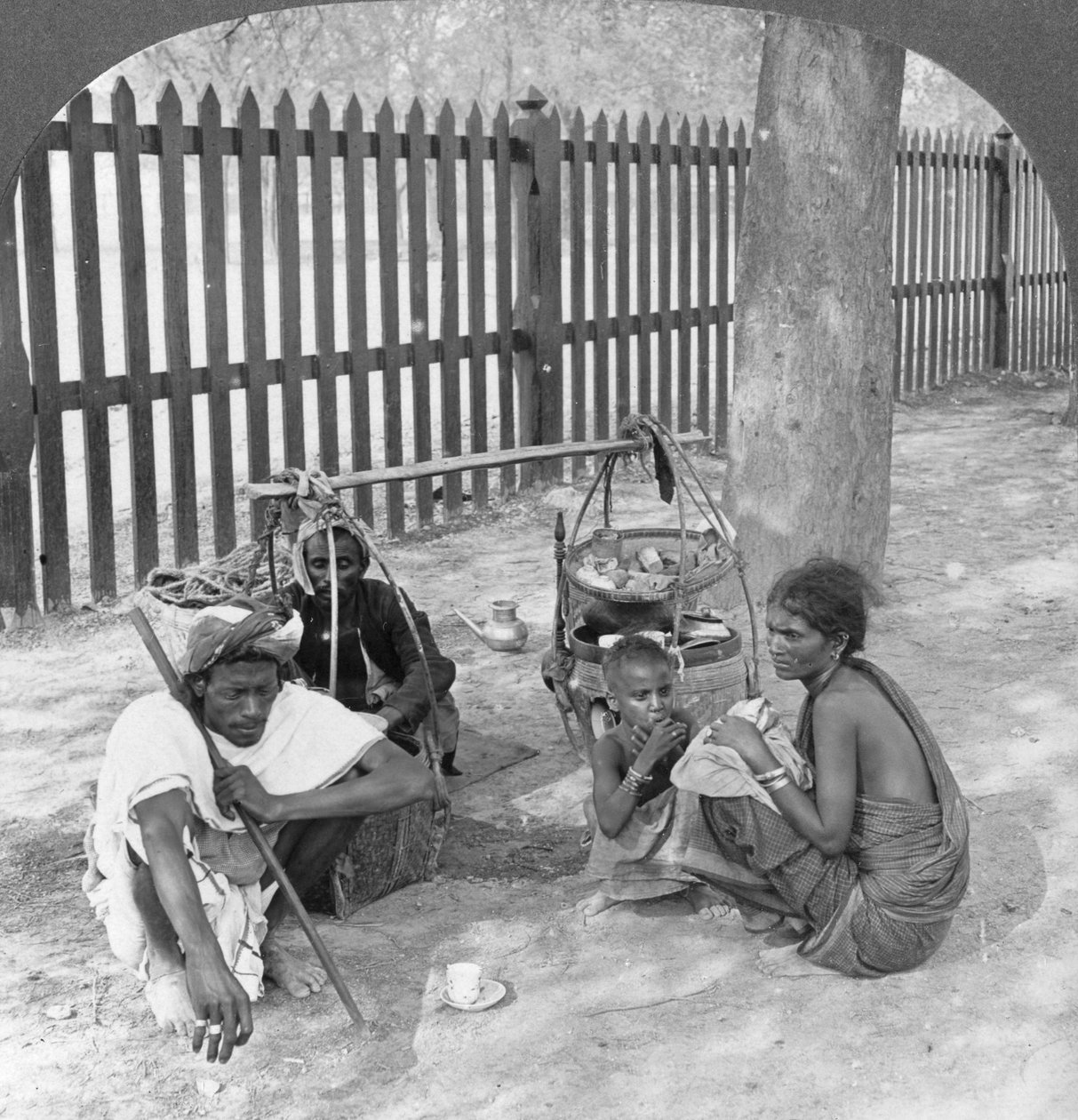 Frukost vid vägkanten nära Mandalay, Burma, 1908. av Stereo Travel Co